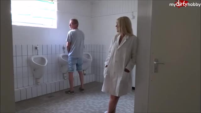 Mausi Wc Bitch Extras Auf Dem Maennerklo Dailypornstreams