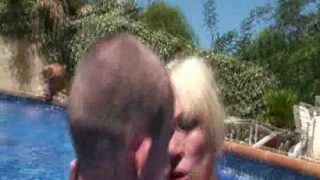 BarbaraBach – 19jährigen im Pool verführt