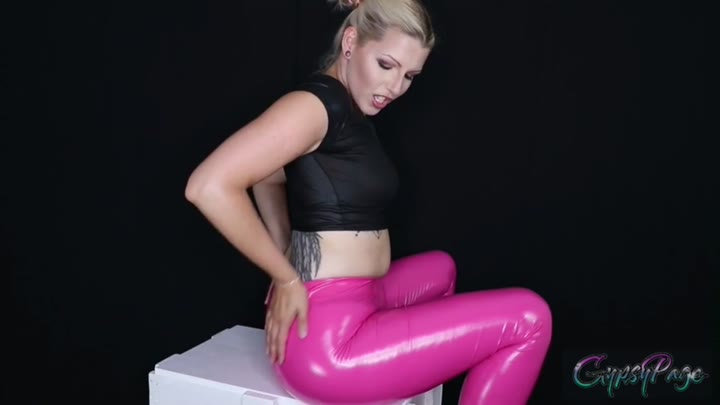GypsyPage – Mega Cameltoe-Show