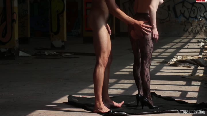 PureBlondeClea – Im verlassenen Ort…