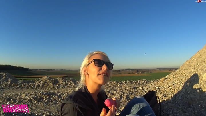 LisaLovely – Public Exreme – Mit dem Dildo im Windpark