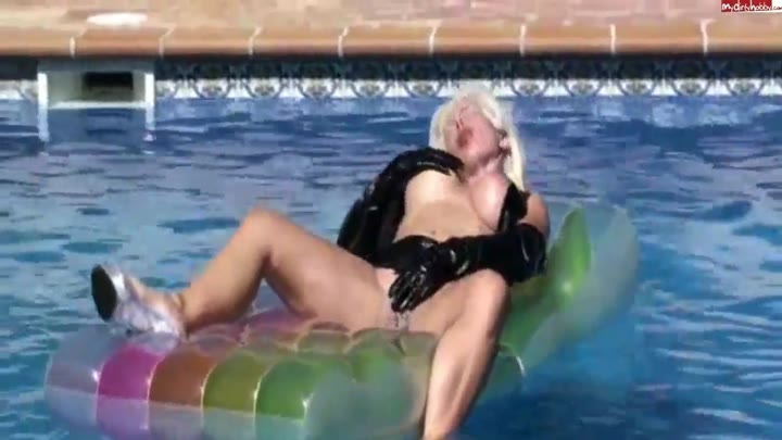 NadjaSummer – Fetish-Poolbitch