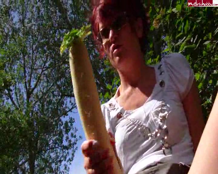 Popp-Sylvie – Extreme Pussy-Dehnung in Public