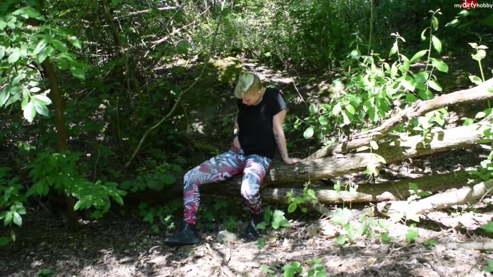 youngkim – Outdoor Orgasmus auf der Auto Rennstrecke