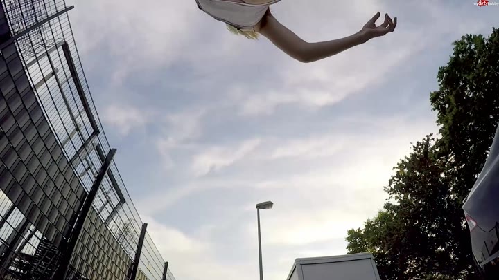 Brav_war_gestern – Das müsst ihr gesehen haben – Mega Public in Brücke abgepisst