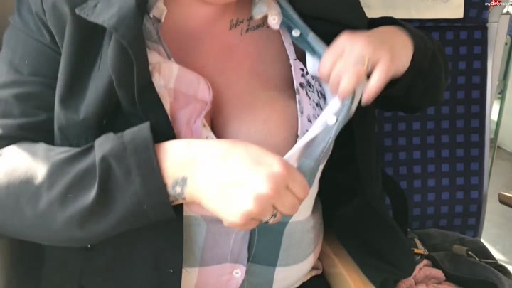 Verpeilt_und_heiß – Unterwegs – Titten raus im Zug