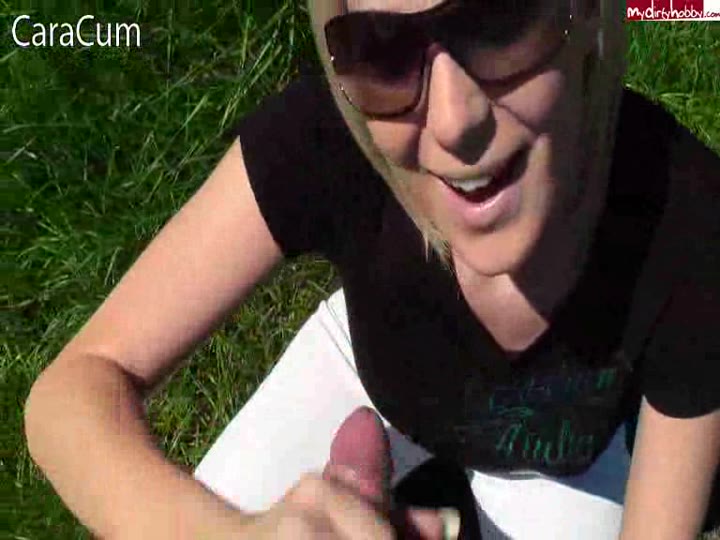 CaraCum – Feldweg Blowjob und das pissen danach