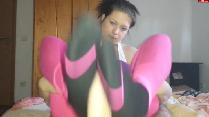 CaraliaDeluxe – Footjob am Nachbarsjunge