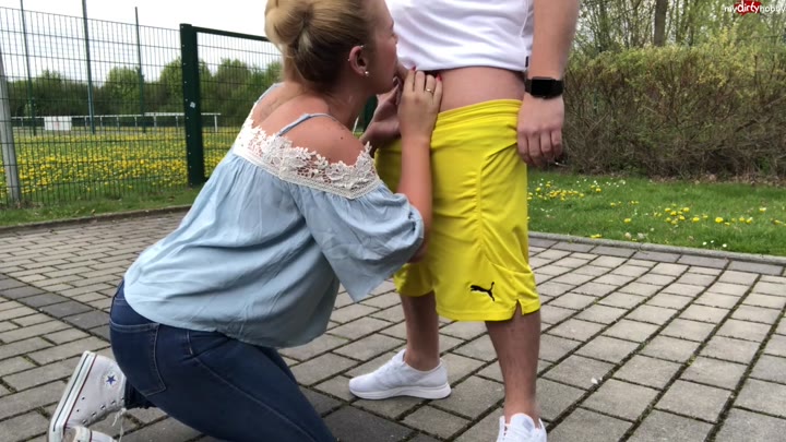 devil-sophie – Den traurigen Fußballer am Stadion in Jeans Arsch abgeblasen – Riskanter Fremdblow mit Spermalecken