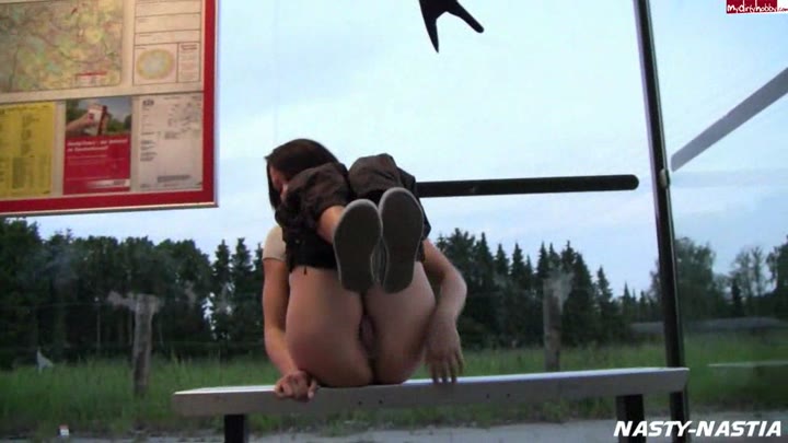 NASTY-NASTIA – Public Bushaltestelle besoffen vollgepisst