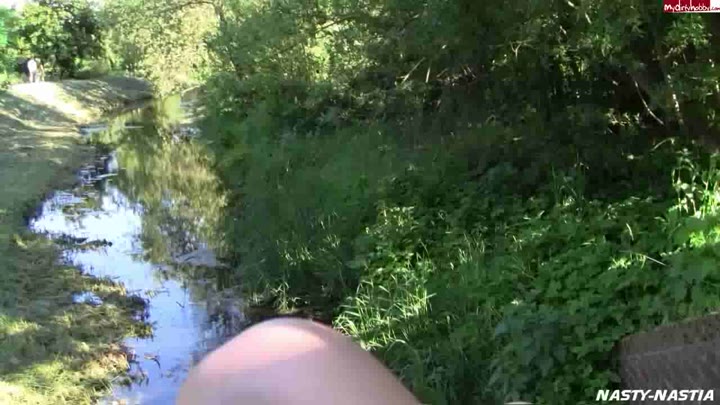 NASTY-NASTIA – Public NS – Von der Brücke gepisst