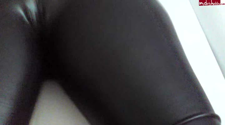 nylonwife – Glanzleggins Cameltoe auf dem Bett- feetjob