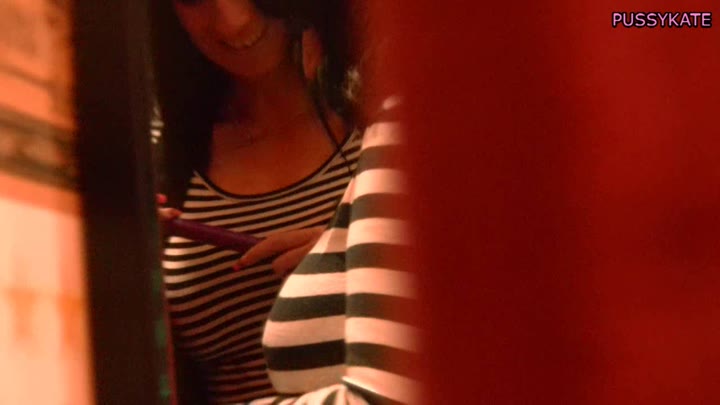 PUSSYKATE – Versaute Lesben in der Kaufhaus-Umkleide