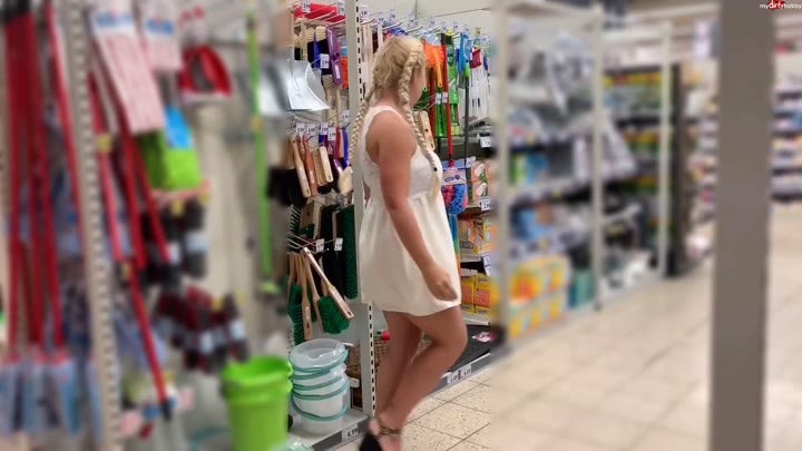 devil-sophie – Public im Kaufladen – Windelpiss und Anprobe – Wischmob Einfuehrung extrem pervers