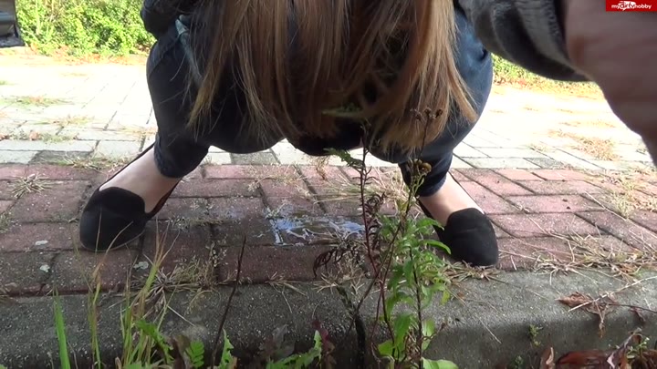 Pretty_Girl – Pipi direkt am Straßenrand