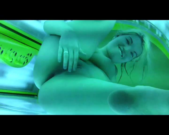 Crazy-Trixi – Im Solarium erwischt und gefickt Teil 1