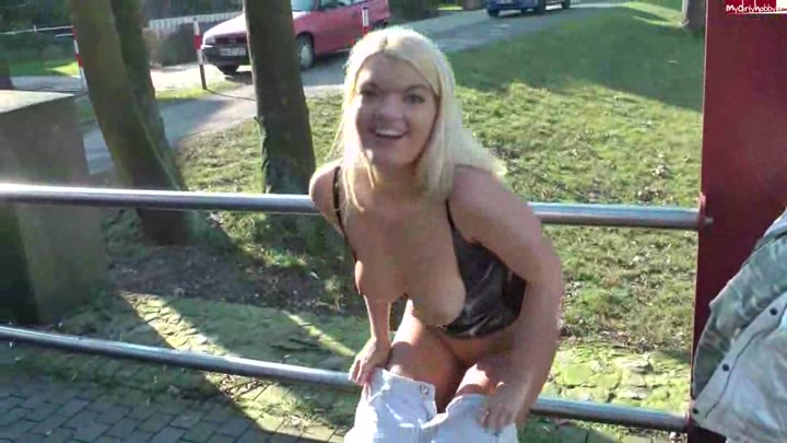 Crazy-Trixi – Public Tittenwalk in der City