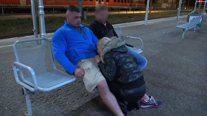 Daynia – Heftiger Public Dreier mit Double Facial direkt auf dem Bahnhof