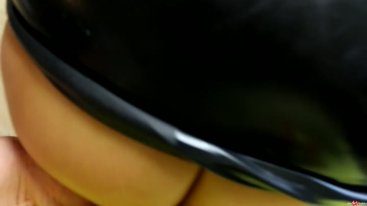 Daynia – Latexluder bekommt XXL Spermafontaene