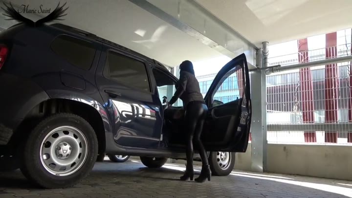 Marie-Saint – Public los gepisst im geilen Wetlook und erwischt
