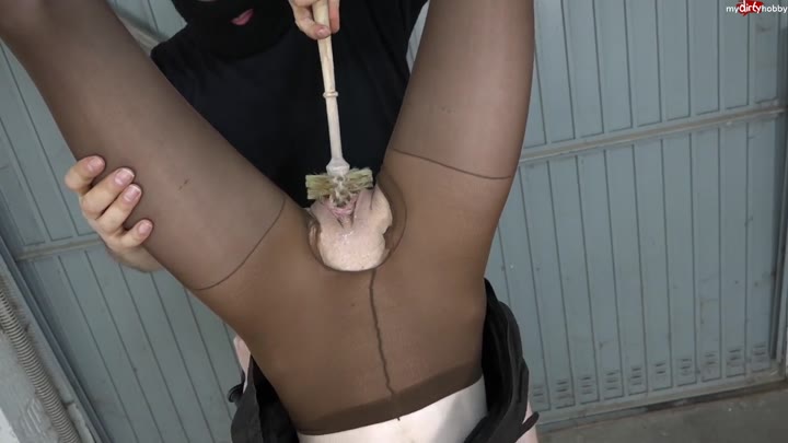 AmateureXtreme – Moese mit Buerste gesaeubert