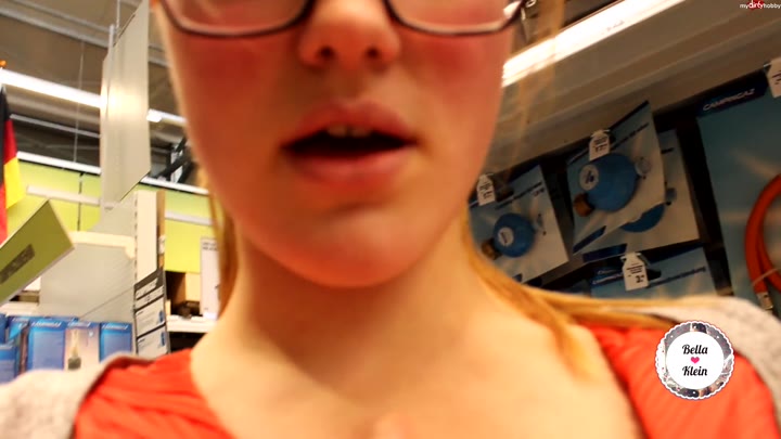 Bella-Klein – Selbstbefriedigung im Baumarkt – Public die eigene Fotze verwoehnt