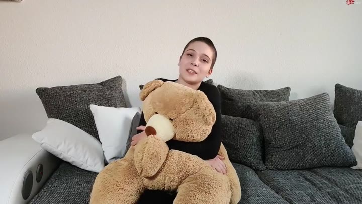 LinaLynn – Hallo, ich bin Lina, 18 und das ist das erste Mal, dass ich mein Gesicht im Internet zeig