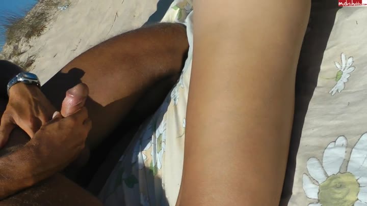 Falko14 – Handjob an Unbekannten Voyeur am FKK Urlaub 2012