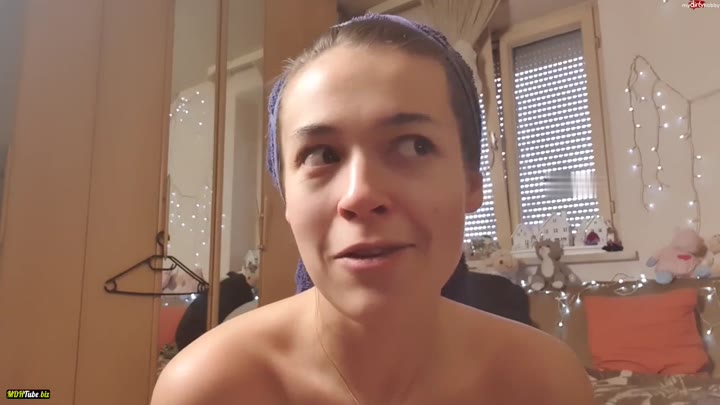 LinaWinter – Voyeurvideo – Frisch geduscht und eingecremt