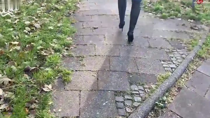 Cat-Coxx – Krasser public Jeanspisswalk in Stiefeln