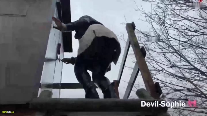 devil-sophie – Dreist im Hochstuhl gepisst – Die Stoff ueberschwemmung