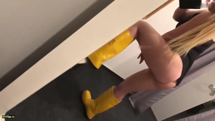 devil-sophie – Ganz alleine – Ich treibe es in meinen gelben Gummistiefel