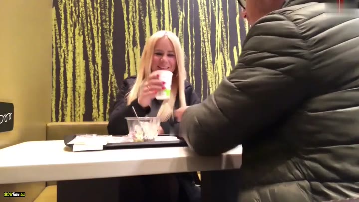 devil-sophie – Public Pissen im Burger Laden – Getraenkveredelung mitten am Tisch