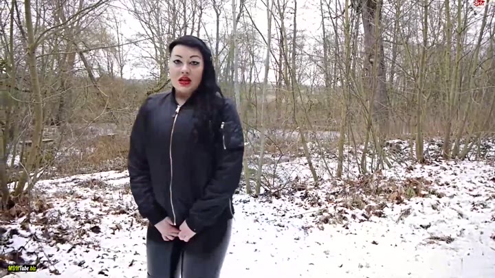 Dominique-Plastique – Schneepinkeln in Latex