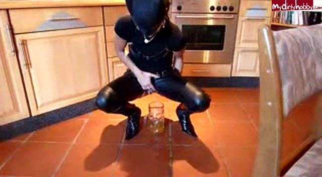 Fetisch-Lady-Daimond – Lustiges Domina pissen – zubereitung Sklavennahrung 2ter Teil