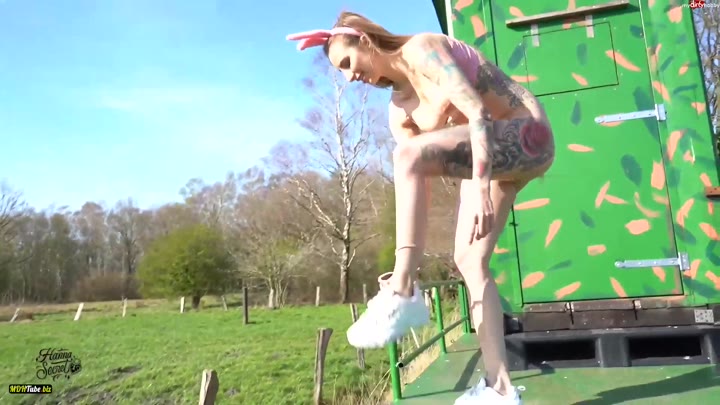 HannaSecret – Erst analer Crempie dann schuechterner Osterpiss