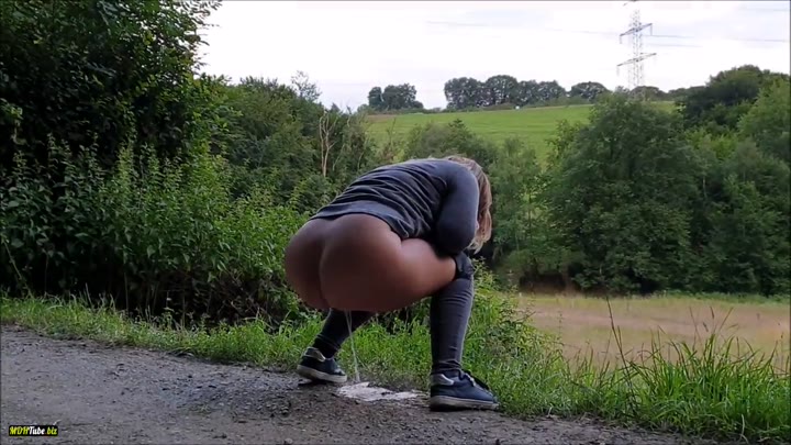 LinaMila – In der Hocke abgepisst – Kleiner NS-Clip am Waldrand