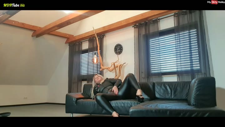 Tatjana-Young – Spritz auf die Lederfotze