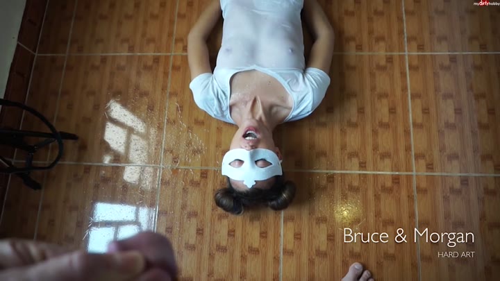 BruceAndMorgan – Morgan leckt Piss aus dem Boden