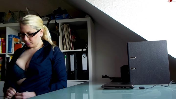 CaseyCum – Heftig – Chef fickt mich bis der Schreibtisch nur so wackelt