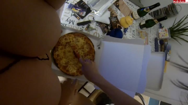 CassyYoung – Call a Pizza – Spontan und 100 Prozent echt