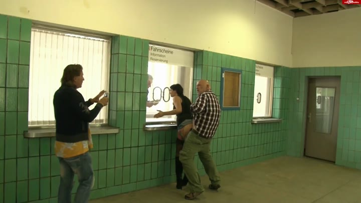 CassyYoung – Public Extrem – Am Ticketschalter