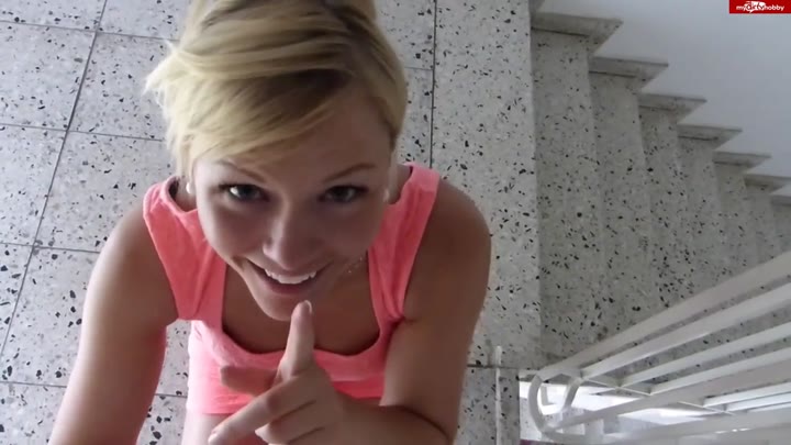 Emily92 – Oh Gott – Direkt vor seiner Haustuer