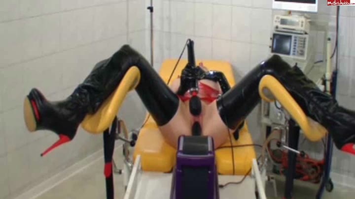 Hot-Teen – Fickmaschine im Gummioutfit