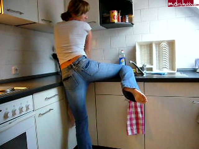 hotprincess – Beim Telefonieren Pipi in Jeans gemacht
