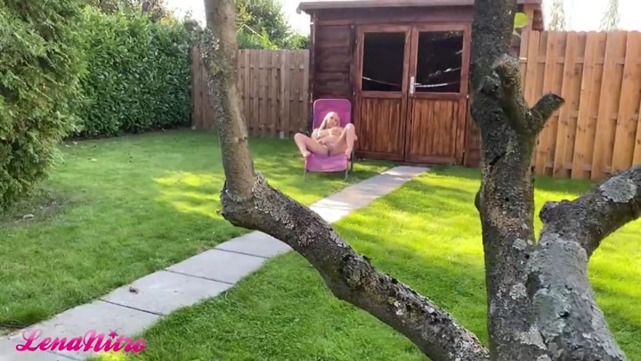 LenaNitro – Im Garten erwischt – Heimlich beobachtet