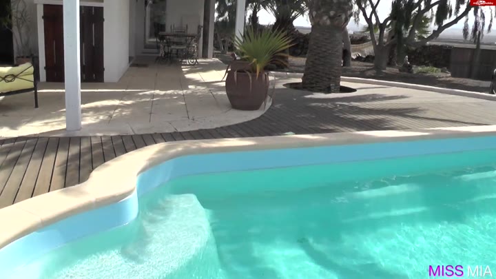 MISSMIA – Krass – Pool piss