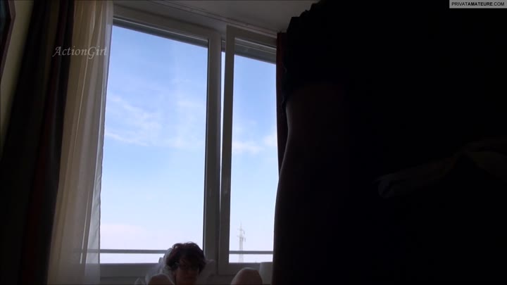 ActionGirl – Hotelbesucherin vom Zimmermädchen überrascht