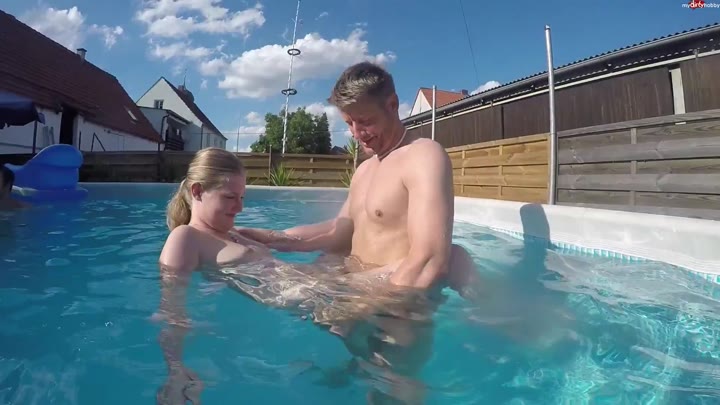 Amateurstar-Casting – Sueße 18 jaehrige auf der Pool-Party gefickt