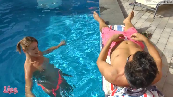 LissLonglegs – Krasses Cumshot-Finale am Pool